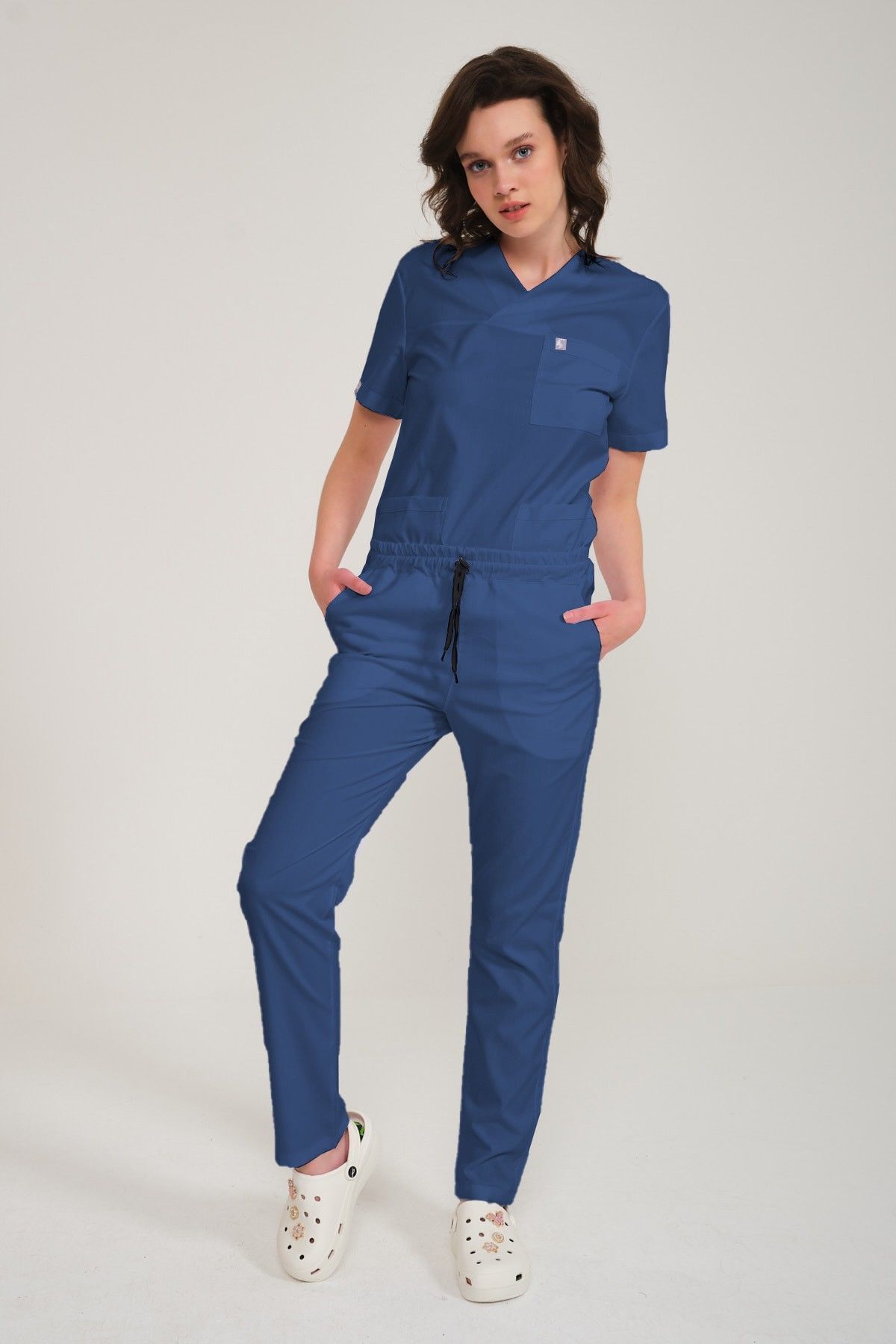 İndigo Likralı Zarf Yaka Scrubs Doktor Hemşire Forması Takım