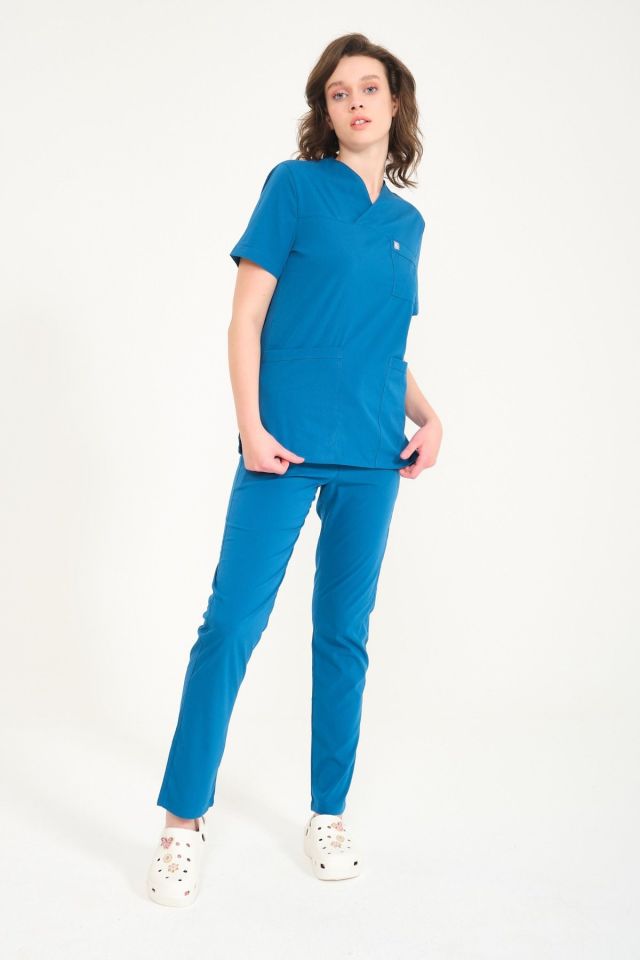 Turkuaz Likralı Zarf Yaka Scrubs Doktor Hemşire Forması Takım