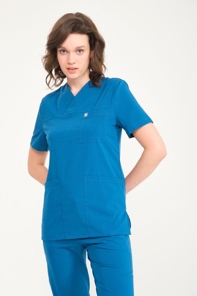 Turkuaz Likralı Zarf Yaka Scrubs Doktor Hemşire Forması Takım