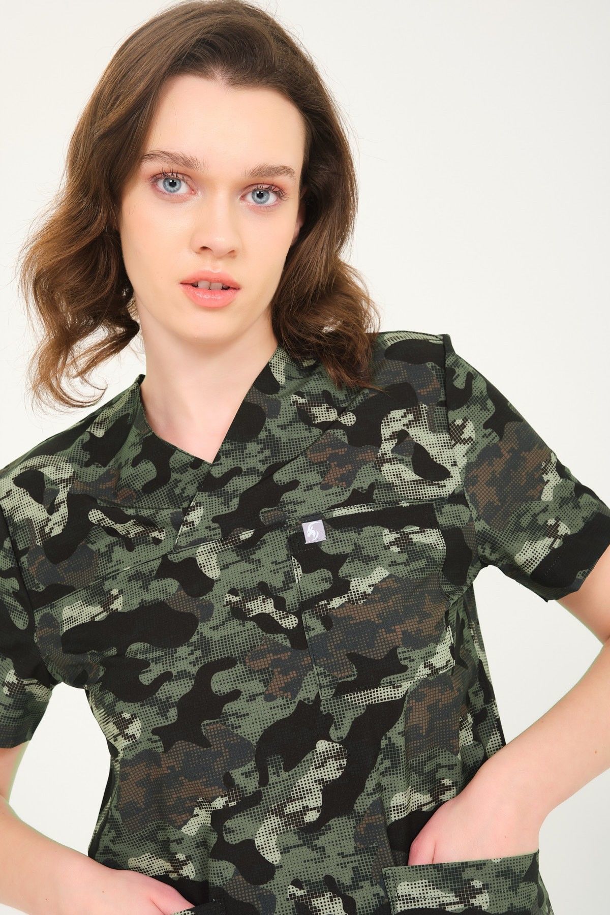 Kamuflaj Likralı Zarf Yaka Scrubs Doktor Hemşire Forması Tek Üst