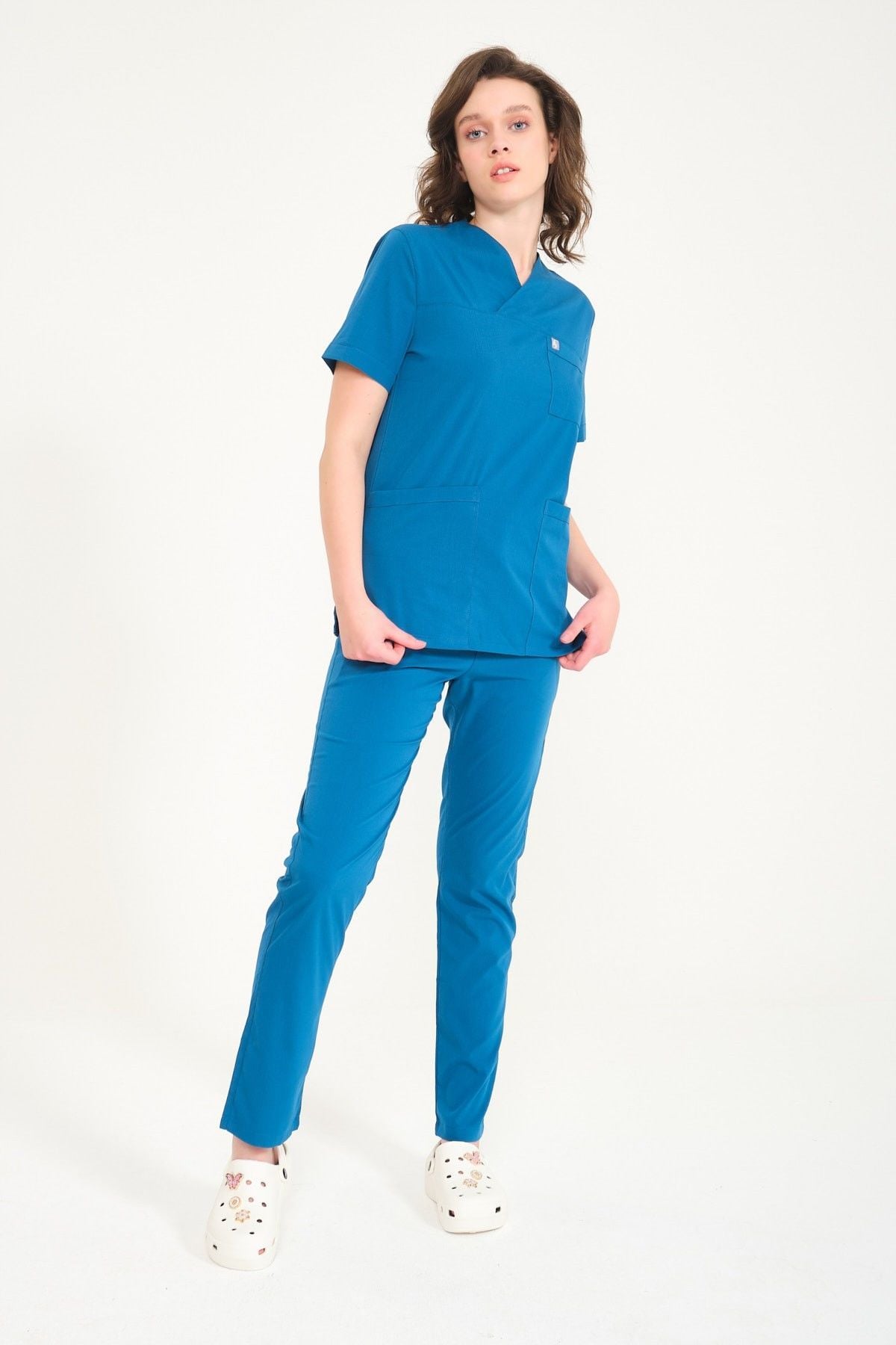 Turkuaz Likralı Zarf Yaka Scrubs Doktor Hemşire Forması Takım L