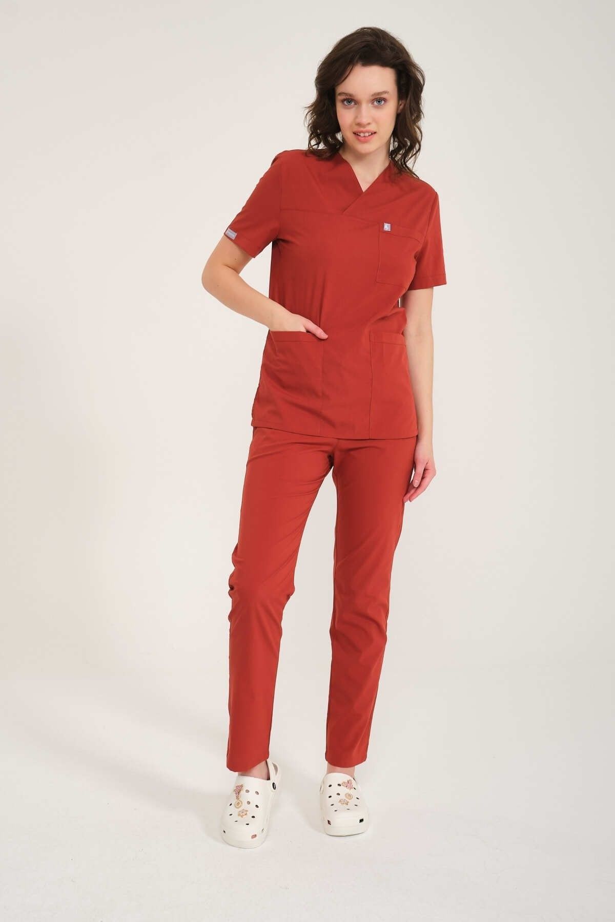 Kiremit Likralı Zarf Yaka Scrubs Doktor Hemşire Forması Takım XS